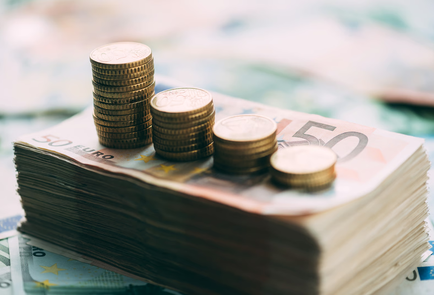 argent-sur-pile-de-billets
